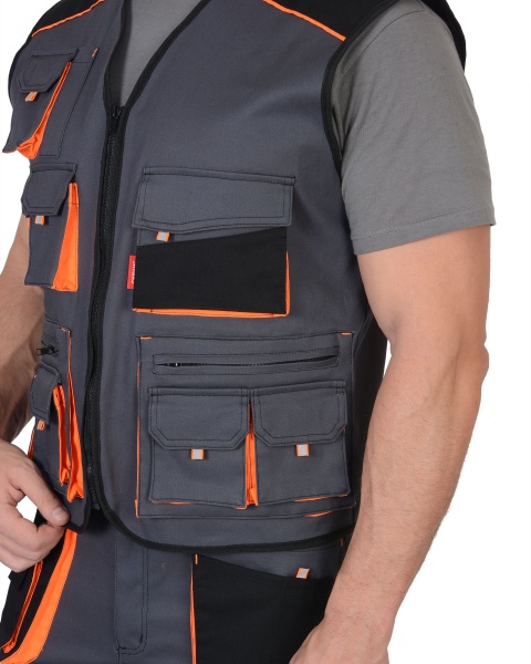 Жилет "МАНХЕТТЕН" темно-серый с оранжевым и черным р. 104-108/170-176 (ЧЗ)
